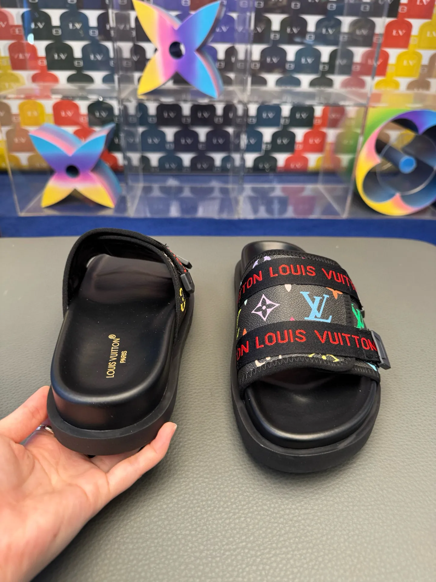 [L Home] P: 340💰Size: 38-45 Top purchasing lv men's summer slippers, classic presbyopia with soft real leather lining, unique color splicing effect, distinctive personality, fashionable and trendy essential style, light and comfortable. Lightweight and tough rubber insole, micro ridged foam outsole, super comfortable!